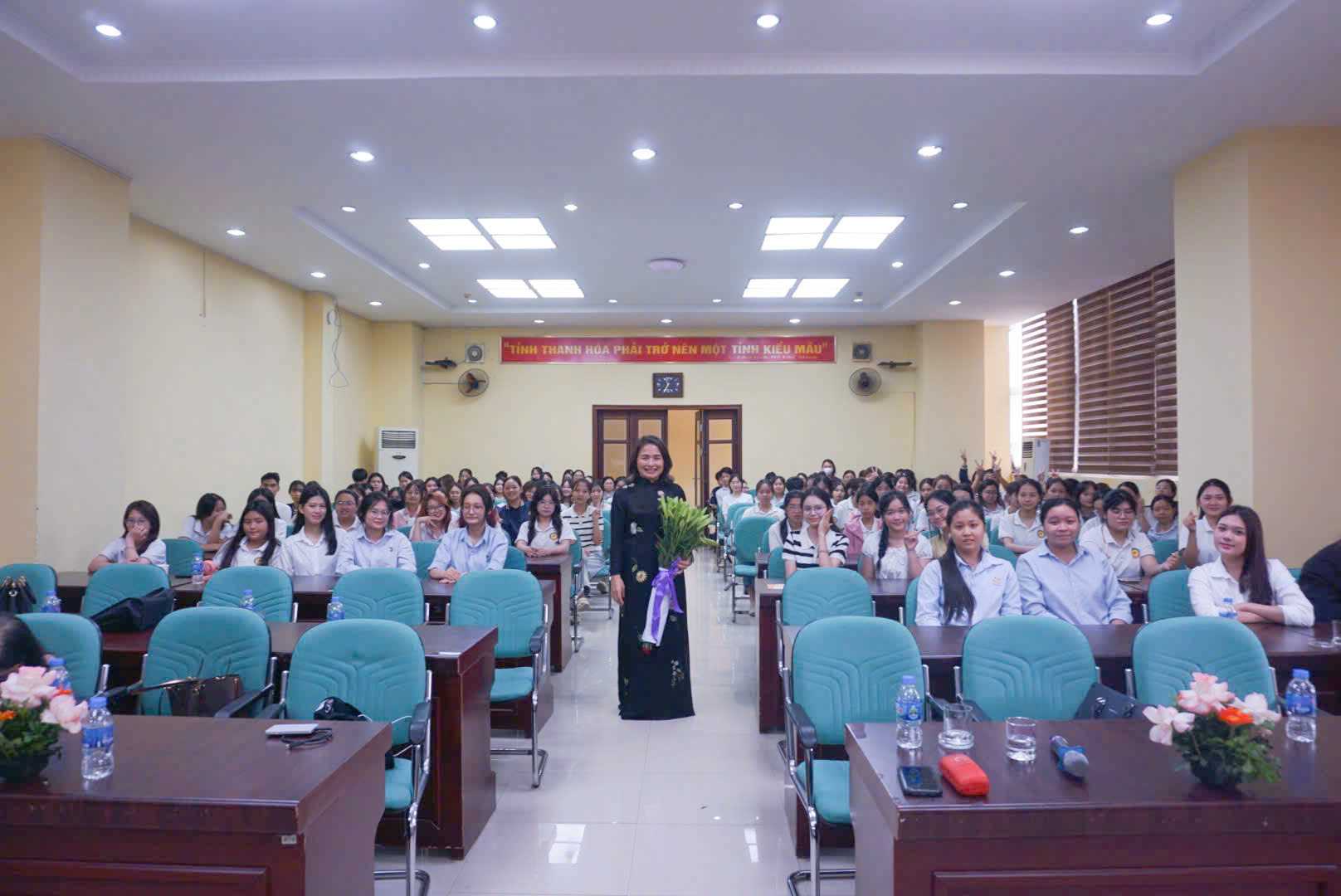 Giao lưu học thuật với chủ đề “Nghiên cứu văn học dân gian trên những đường biên của khoa học liên ngành”